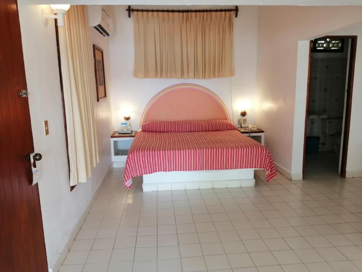 Hotel Catalina Beach Resort Zihuatanejo Exteriör bild